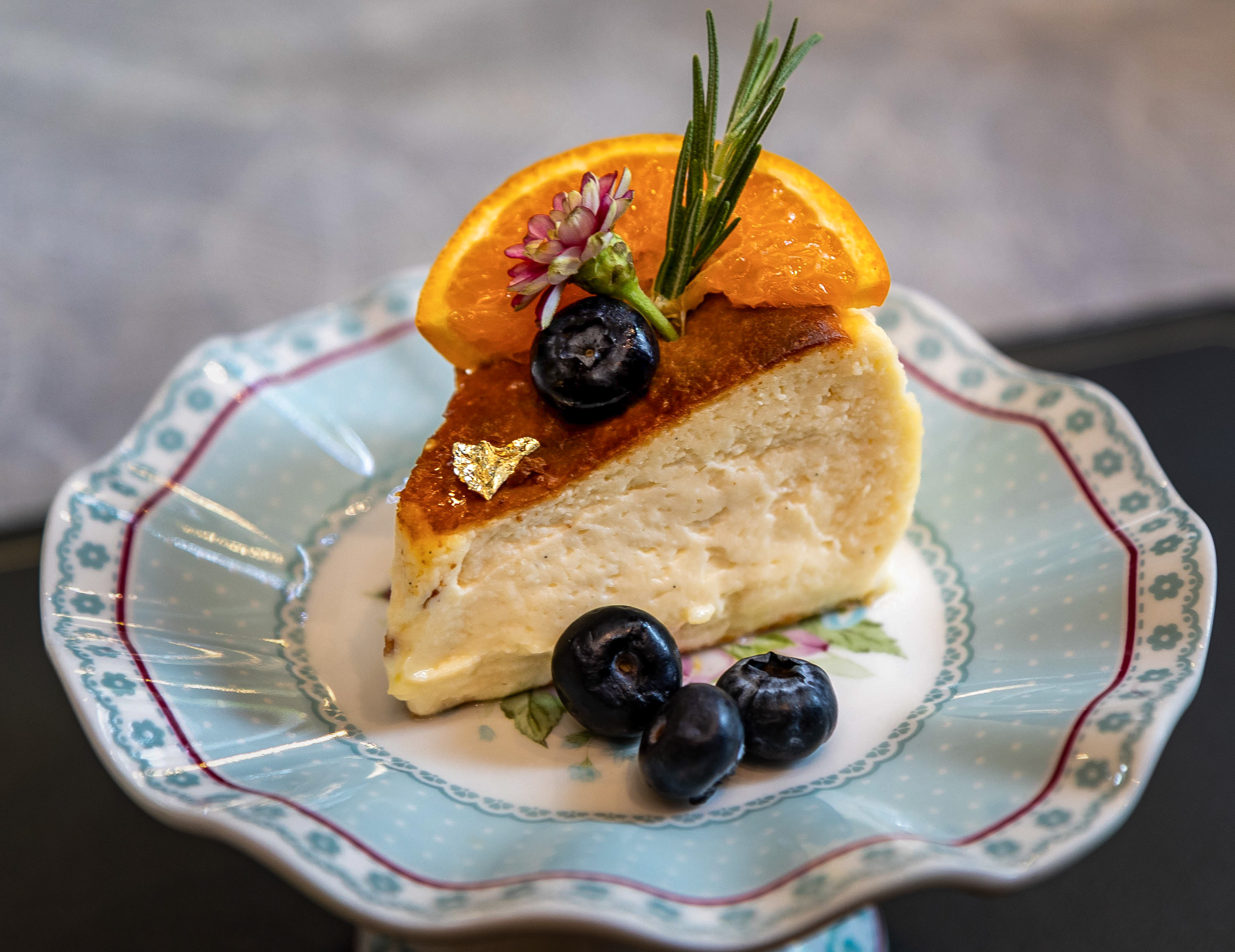kanin the rabbit baked cheesecake with orange and blueberries