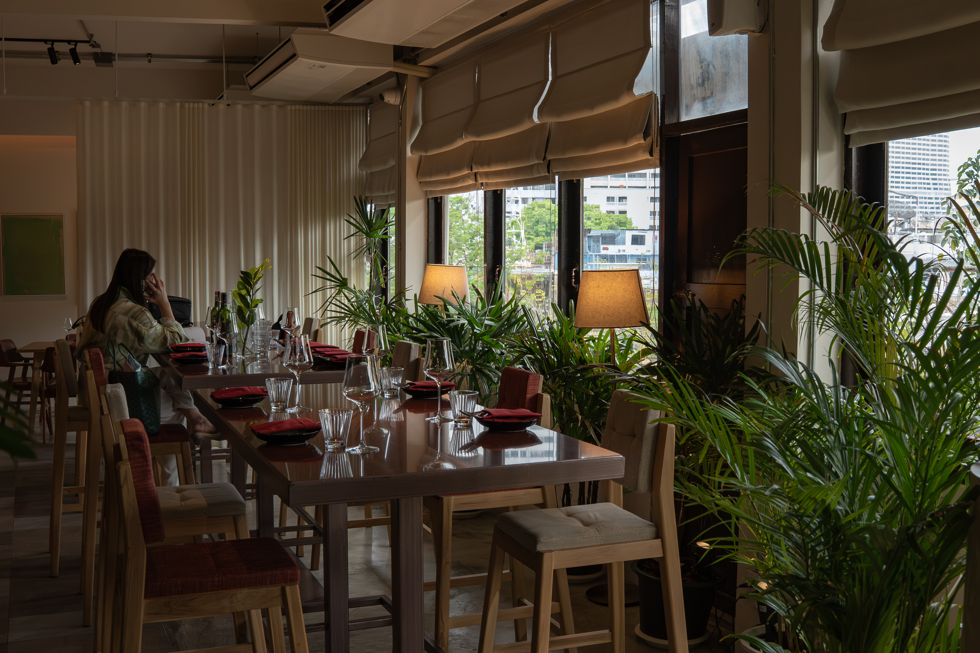 The interior atmosphere of Sakkwa is elegantly designed with a refined and minimalist aesthetic, enhanced by warm lighting that creates a romantic and inviting ambiance.
