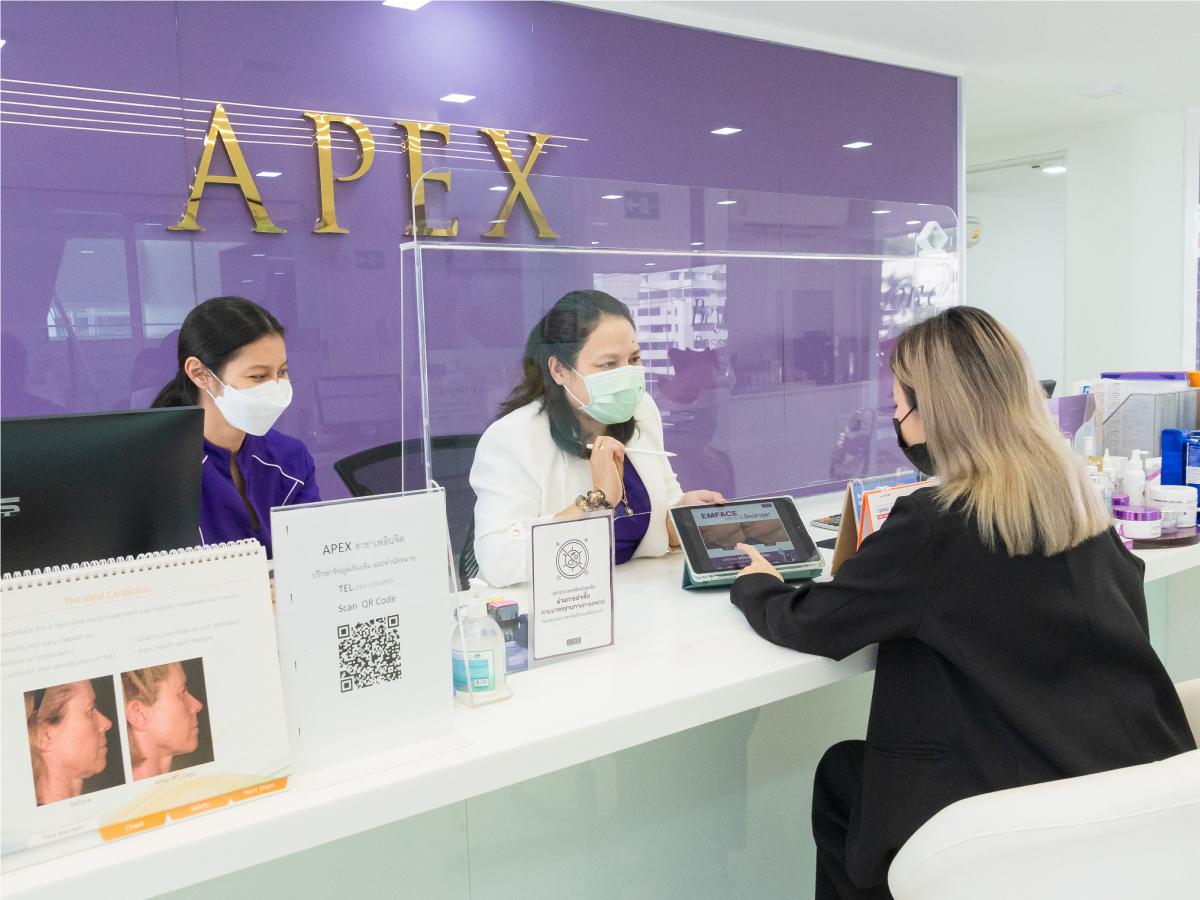 Friendly and professional customer service staff at Apex Medical Center Ploenchit.