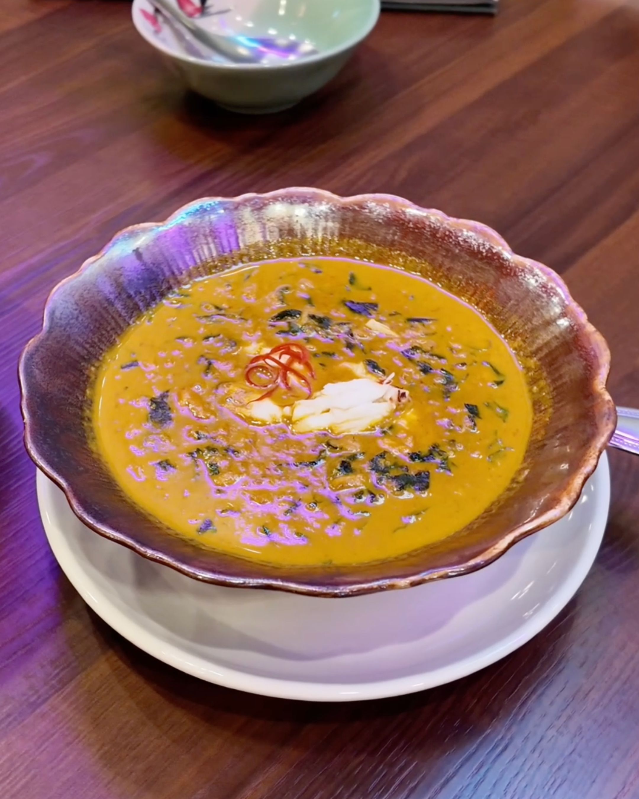 Discover a rich and flavorful Thai curry, served with aromatic herbs at Kiew Kai Ka.