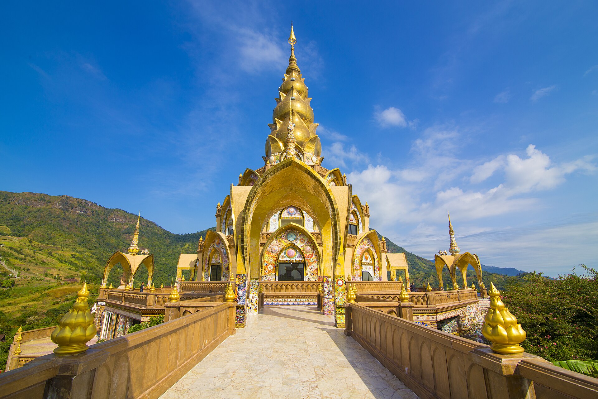 Golden chedi and mountain backdrop at Wat Phra That Pha Son Kaew