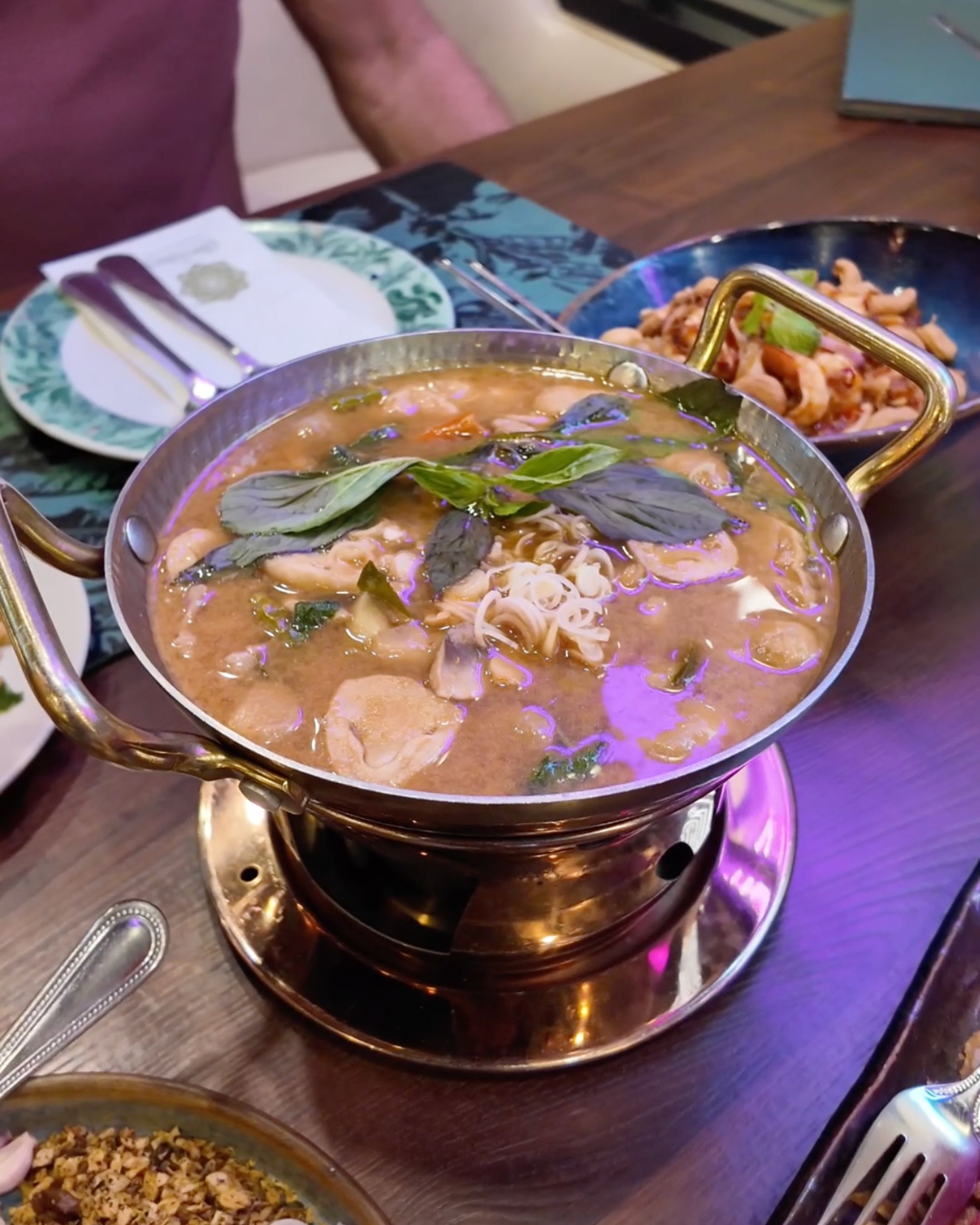 Discover Kiew Kai Ka in Bangkok and watch the preparation of delicious Thai dishes.