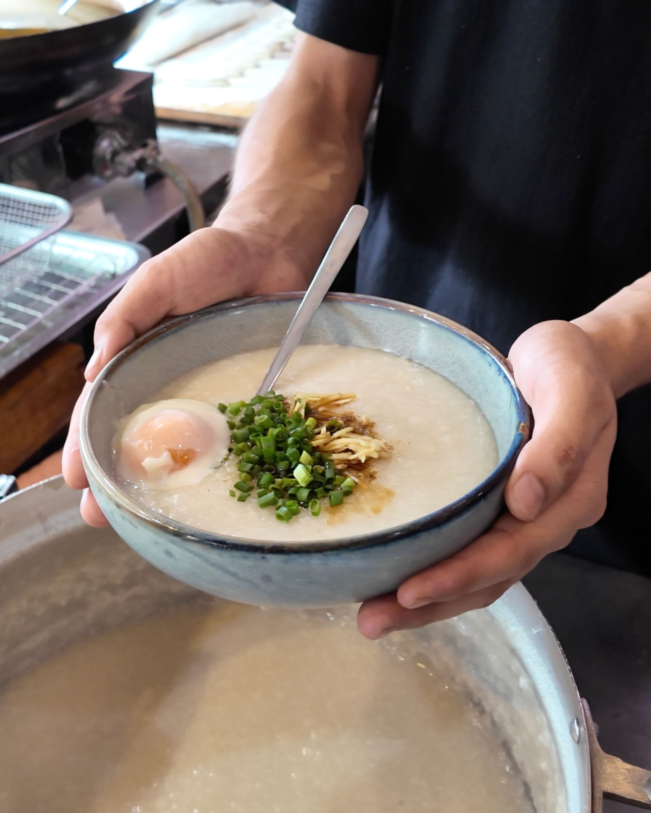 Discover the street atmosphere surrounding Tongnam Congee in Bangkok, a local restaurant known for traditional Thai-Chinese breakfast specialties.